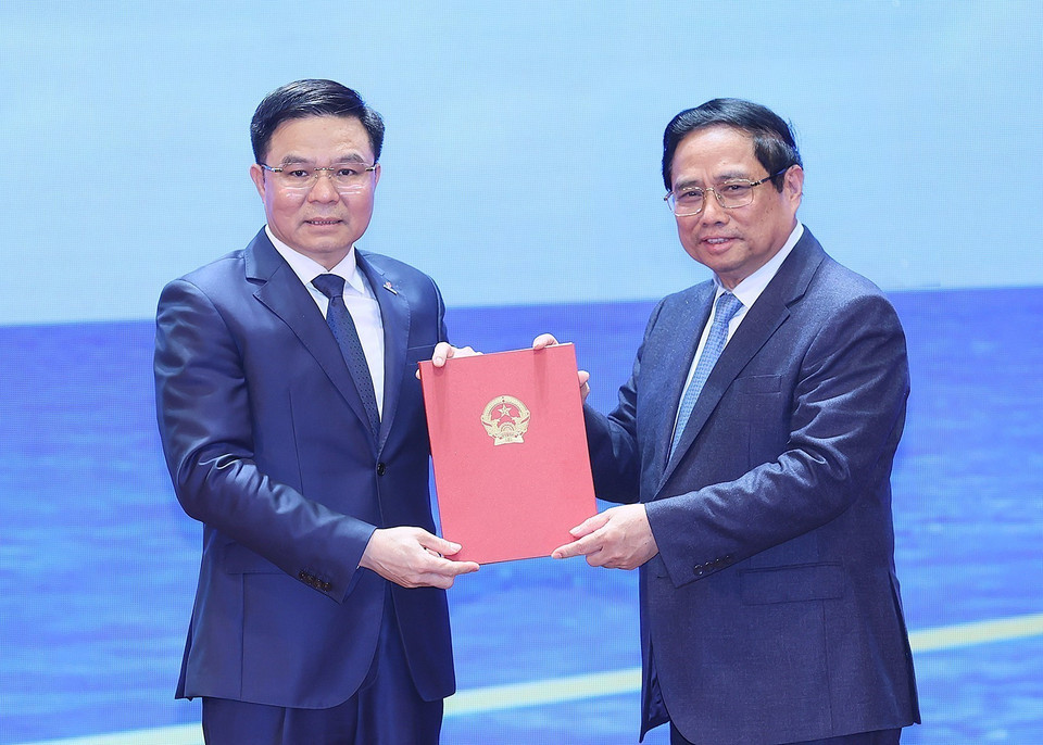 Thủ tướng Phạm Minh Chính trao Quyết định bổ nhiệm ông Lê Mạnh Hùng, Thành viên Hội đồng Thành viên, Tổng Giám đốc Tập đoàn Dầu khí Việt Nam giữ chức Chủ tịch Hội đồng Thành viên Tập đoàn Dầu khí Việt Nam. (Ảnh: Dương Giang/TTXVN)