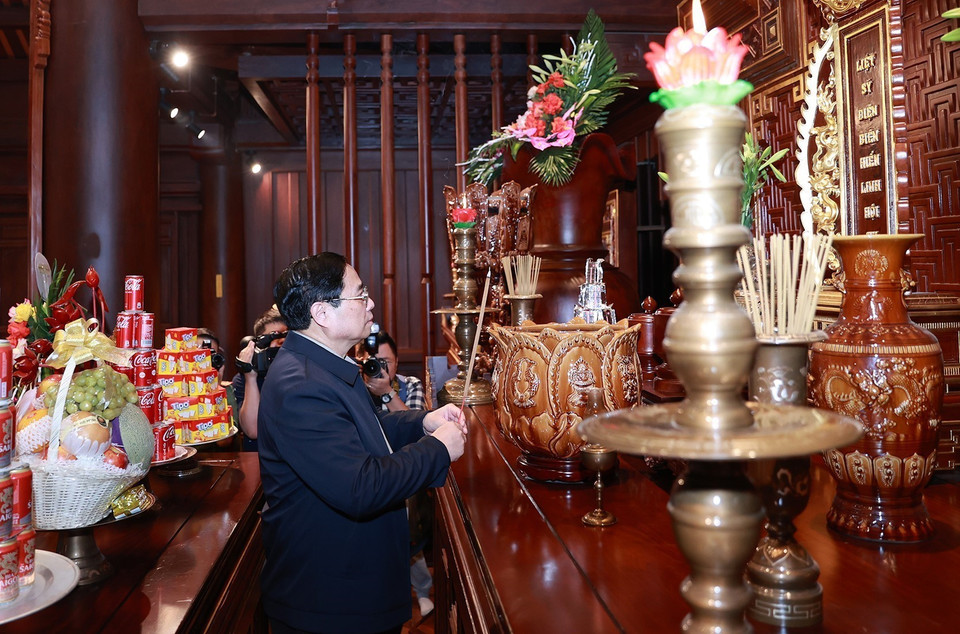 Thủ tướng Phạm Minh Chính dâng hương tại Đền thờ liệt sỹ tại Chiến trường Điện Biên Phủ. (Ảnh: Dương Giang/TTXVN)