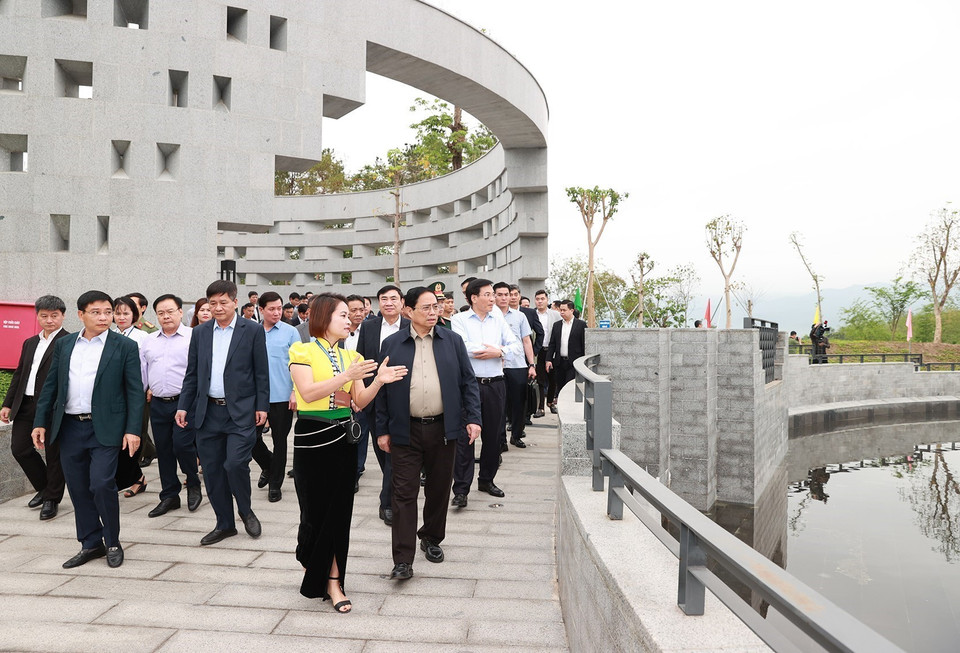 Thủ tướng Phạm Minh Chính nghe giới thiệu về ý nghĩa lịch sử và kiến trúc Đền thờ liệt sỹ tại Chiến trường Điện Biên Phủ. (Ảnh: Dương Giang/TTXVN)