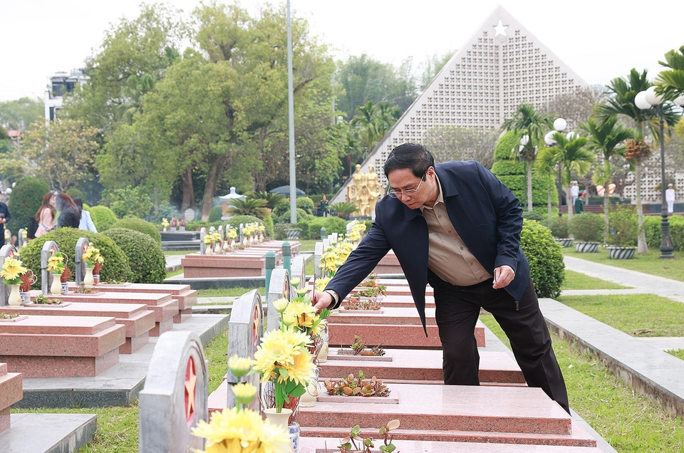 Thủ tướng Phạm Minh Chính thắp hương phần mộ liệt sỹ tại Nghĩa trang liệt sỹ A1. (Ảnh: Dương Giang/TTXVN)