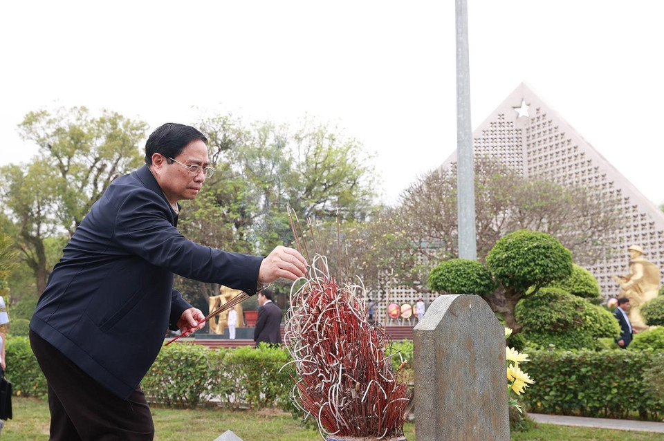 Thủ tướng Phạm Minh Chính thắp hương phần mộ liệt sỹ tại nghĩa trang liệt sỹ A1. (Ảnh: Dương Giang/TTXVN)