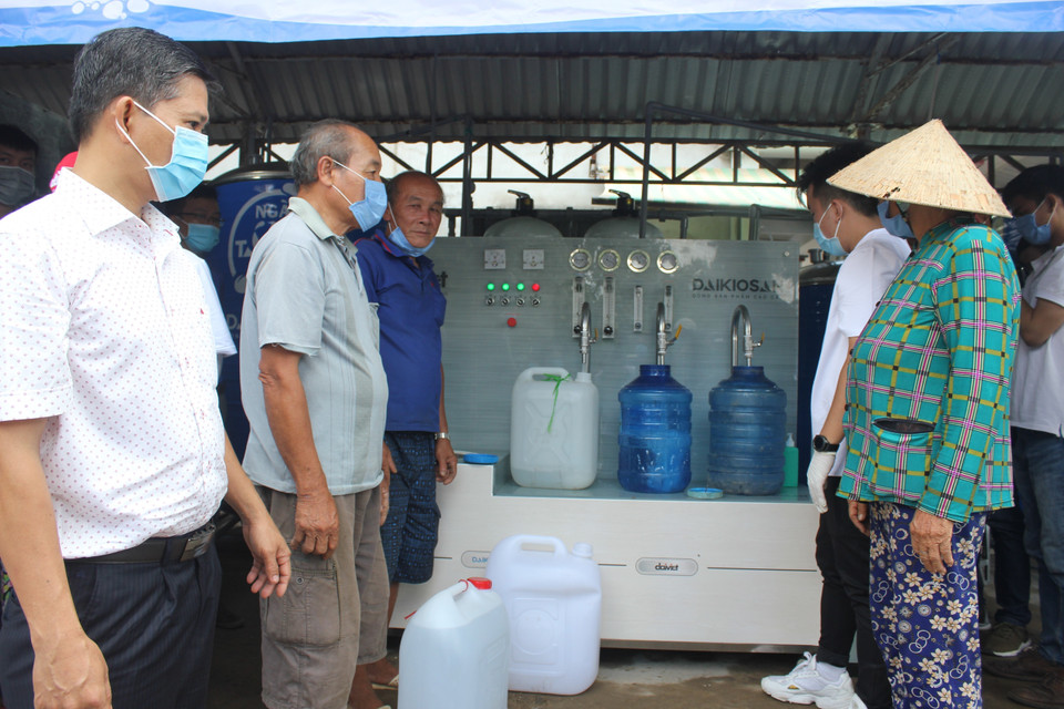 Công ty Cổ phần Cơ điện lạnh Đại Việt tổ chức bàn giao máy lọc nước công suất 15-24 m3/ngày/đêm, giúp người dân vùng hạn, mặn Bến Tre có nước ngọt sử dụng miễn phí. (Ảnh: TTXVN)