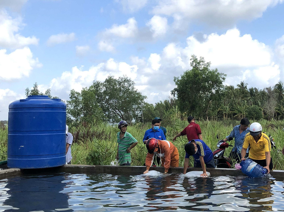 Công ty Cấp nước Sài Gòn cùng các đơn vị phối hợp vận chuyển hơn 3,6 triệu lít nước ngọt đến với người dân vùng hạn, mặn Đồng bằng sông Cửu Long. (Ảnh: TTXVN)
