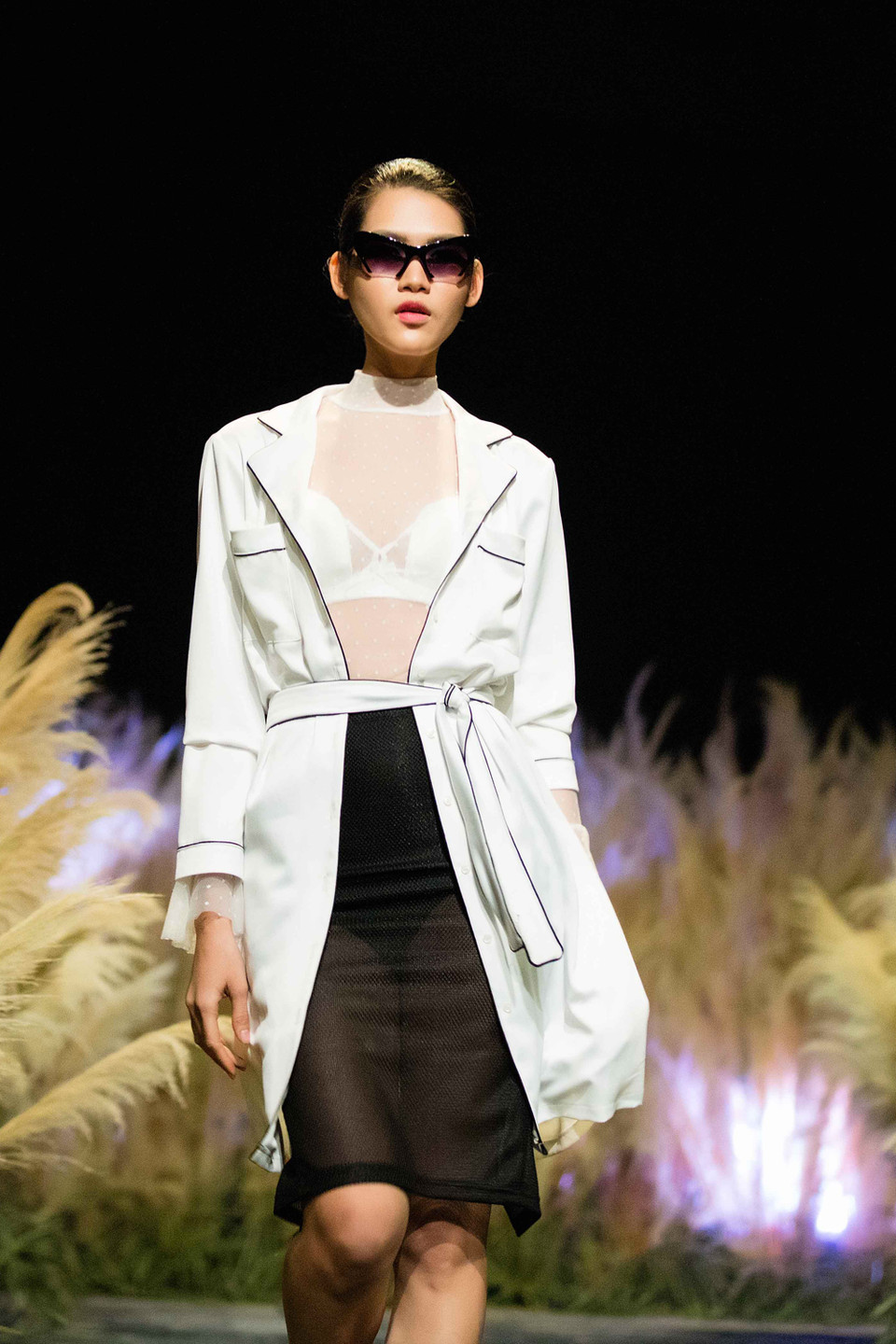 Không chỉ áp dụng hai trào lưu trên, trong bộ sưu tập mới của Cao Minh Tiến còn có nhiều mẫu thiết kế pha trộn giữa đen và trắng.