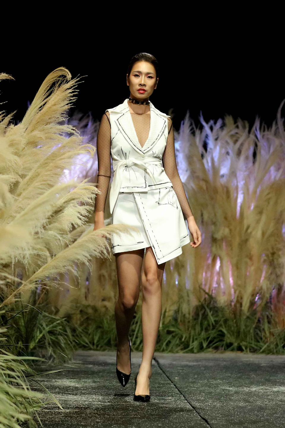 Điểm nổi bật của bộ sưu tập là những họa tiết phác thảo tưởng nguệch ngoạc nhưng lại đầy dụng công trên trang phục.