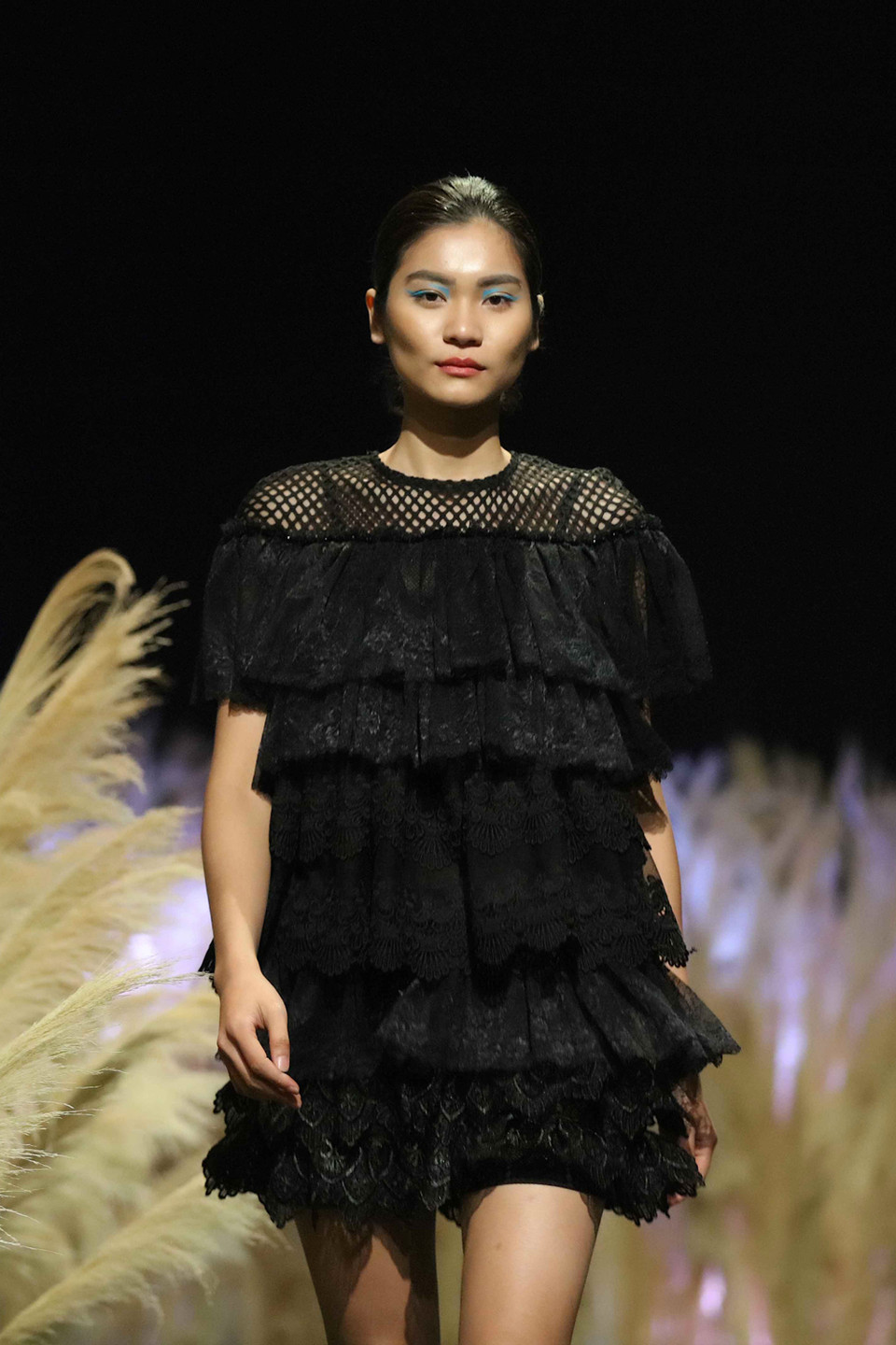 ‘All Black’ là phong cách được kết hợp toàn từ những sản phẩm màu đen với nhau tạo nên tổng thể bộ trang phục ấn tượng, lạ mắt.