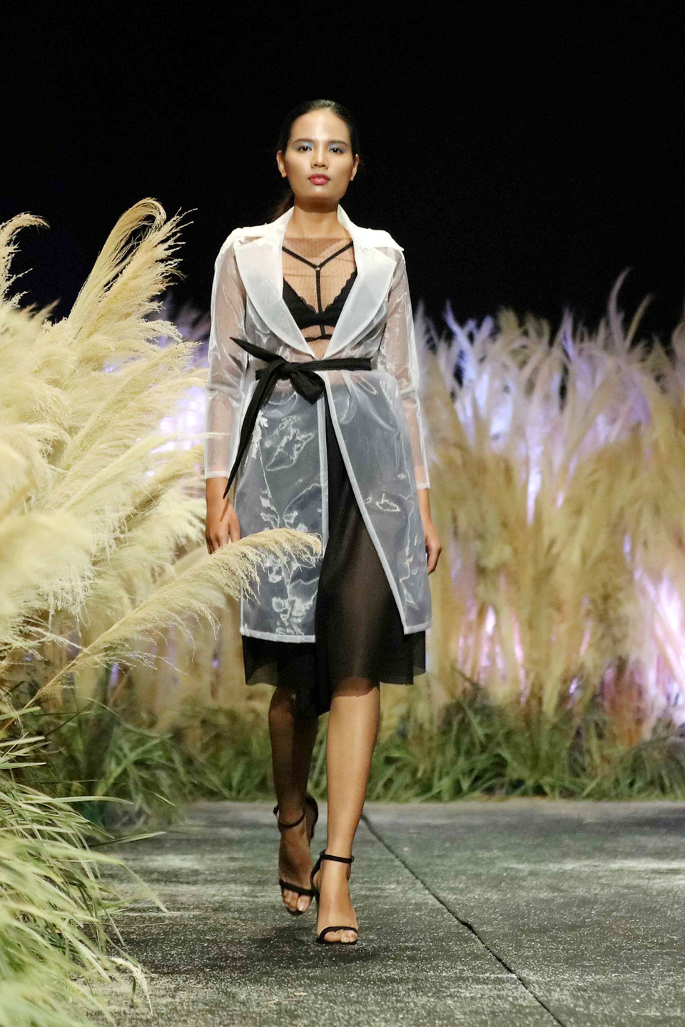 Phom dáng áo khoác với phần cổ được nhấn to bản tạo nét khỏe khoắn, trẻ trung cho những mẫu thiết kế.