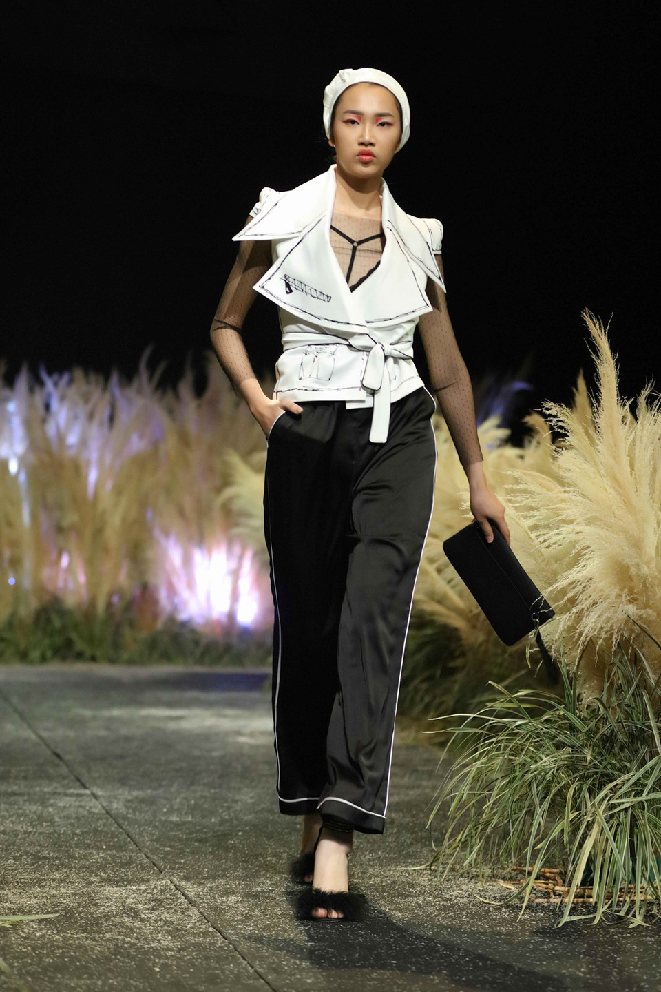 Các thiết kế là những kết hợp đối lập nhưng khéo léo, nhuần nhuyễn giữa những chất liệu mềm mại với chất liệu cứng, mỏng và dày, đen và trắng để tạo nên một tổng thể hài hòa.