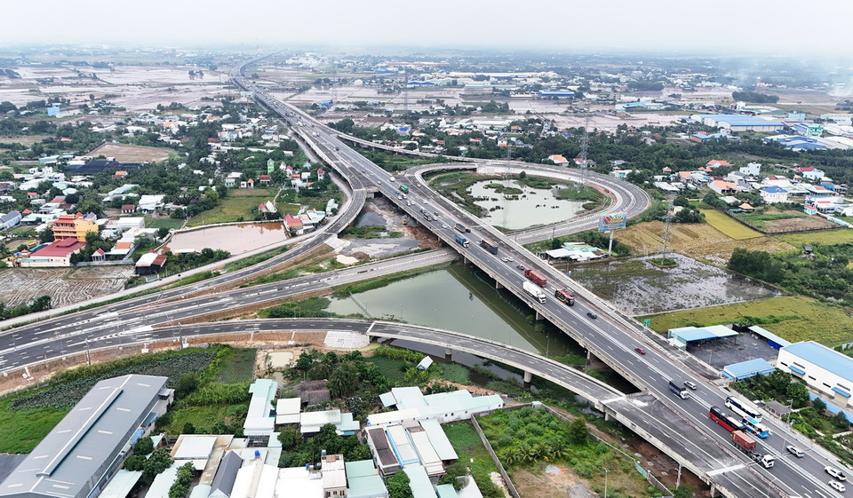 Cao tốc Bến Lức-Long Thành dự kiến thông xe vào quý 4/2024 đoạn 3km từ nút giao cao tốc Thành phố Hồ Chí Minh-Trung Lương đến Quốc lộ 1. Trong ảnh: Bốn nhánh lên xuống kết nối giữa Cao tốc Bến Lức-Long Thành và Thành phố Hồ Chí Minh-Trung Lương đã được thảm nhựa, lắp dải phân cách, kẻ vạch đường. (Ảnh: Hồng Đạt/Vietnam+)