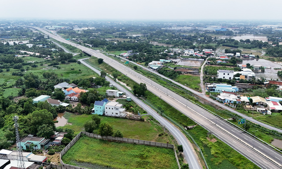 Đoạn cao tốc Bến Lức-Long Thành dài 3km từ nút giao Cao tốc Thành phố Hồ Chí Minh-Trung Lương đến Quốc lộ 1 cơ bản đã hoàn thiện. (Ảnh: Hồng Đạt/Vietnam+)