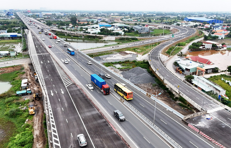 Các phương tiện lưu thông trên Cao tốc Thành phố Hồ Chí Minh-Trung Lương đoạn qua nút giao với Cao tốc Bến Lức-Long Thành. (Ảnh: Hồng Đạt/Vietnam+)