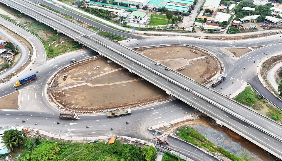 Phần giao lộ ở dưới Cao tốc Bến Lức-Long Thành trên Quốc lộ 1A đang hoàn thiện. (Ảnh: Hồng Đạt/Vietnam+)
