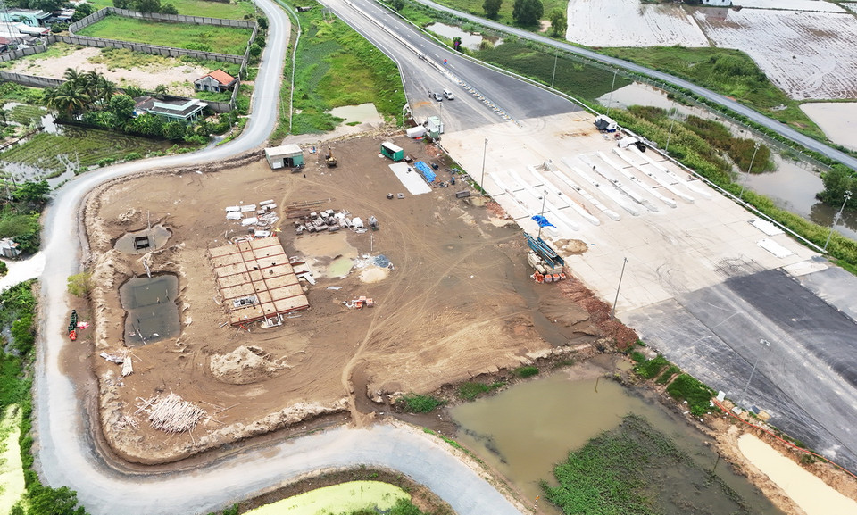 Trạm thu phí Cao tốc Bến Lức-Long Thành đang được thi công. (Ảnh: Hồng Đạt/Vietnam+)