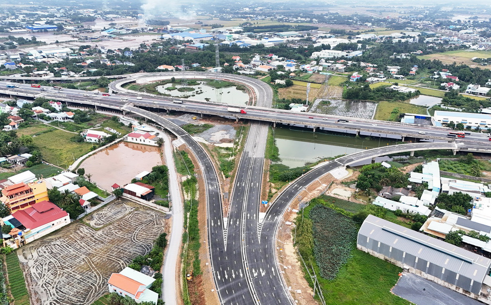 Nút giao giữa Cao tốc Bến Lức-Long Thành và Thành phố Hồ Chí Minh-Trung Lương đã hoàn thiện. (Ảnh: Hồng Đạt/Vietnam+)