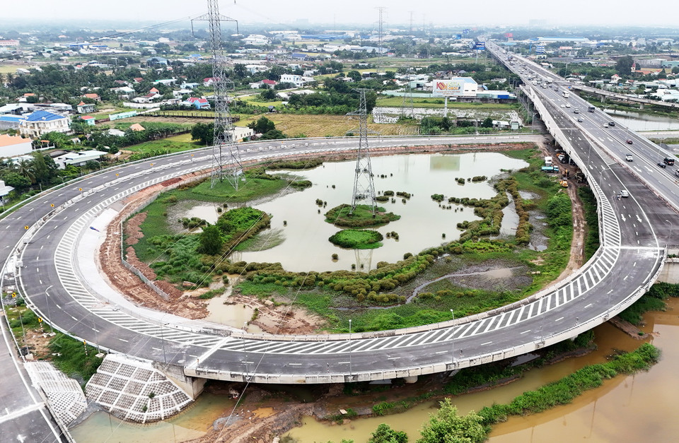 Một nhánh lên xuống Cao tốc Bến Lức-Long Thành giao với Thành phố Hồ Chí Minh-Trung Lương. (Ảnh: Hồng Đạt/Vietnam+)