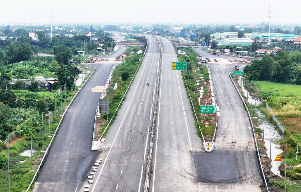 Cao tốc Bến Lức-Long Thành gần giao lộ với Quốc lộ 1A và các nhánh rẽ. (Ảnh: Hồng Đạt/Vietnam+)