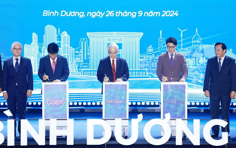 Lễ ký biên bản ghi nhớ hợp tác giữa các nhà đầu tư. (Ảnh: Dương Giang/TTXVN)