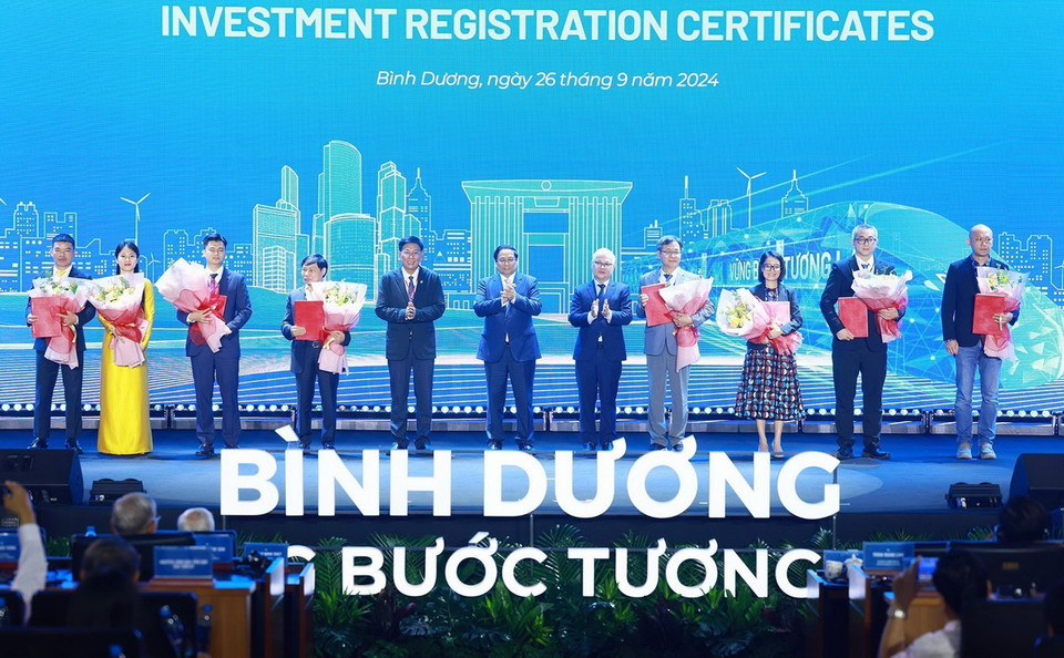 Thủ tướng Phạm Minh Chính với các nhà đầu tư. (Ảnh: Dương Giang/TTXVN)
