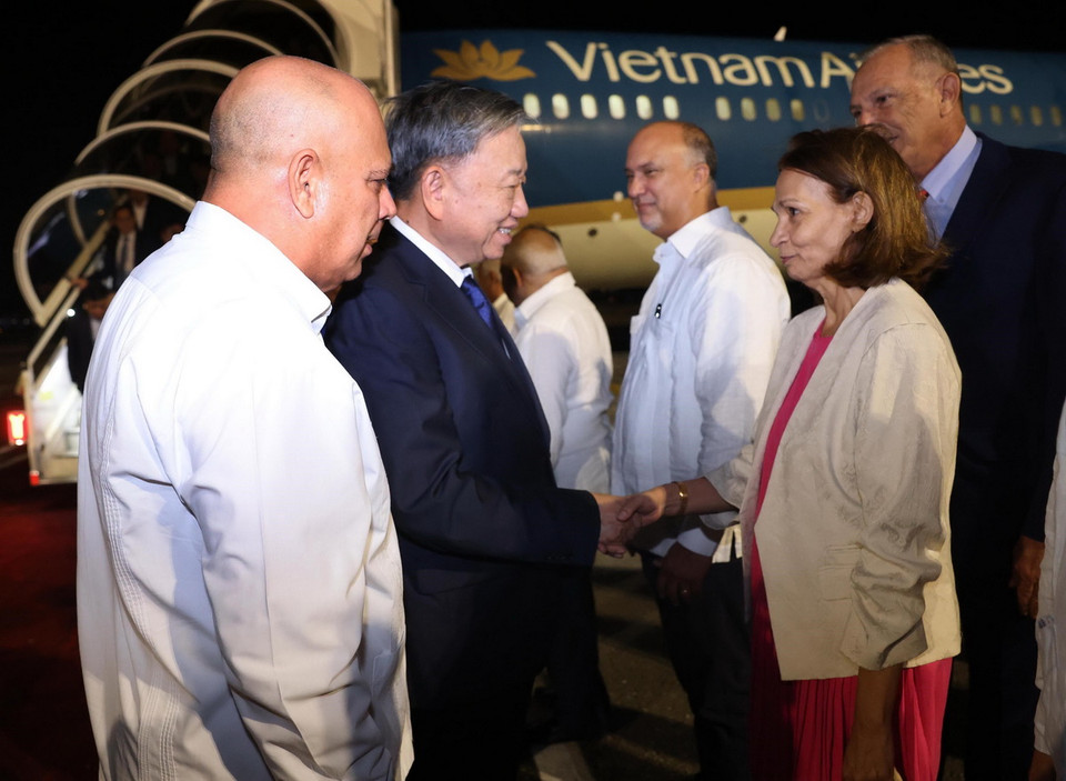 Tổng Bí thư, Chủ tịch nước Tô Lâm và Phu nhân với các đại biểu đón đoàn tại Sân bay Quốc tế José Martí, thủ đô La Habana. (Ảnh: Lâm Khánh/TTXVN)