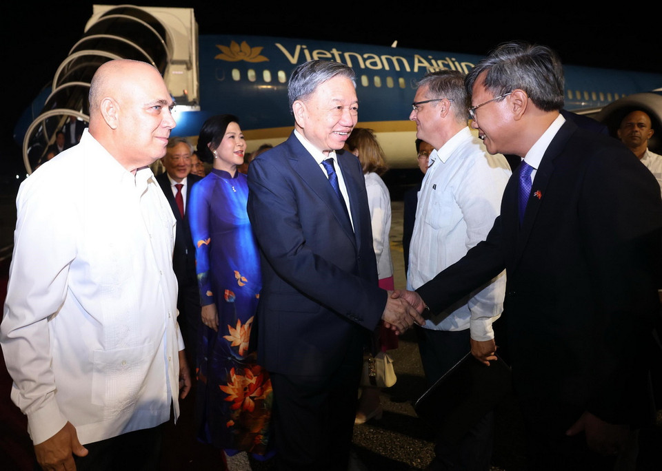 Tổng Bí thư, Chủ tịch nước Tô Lâm và Phu nhân với các đại biểu đón đoàn tại Sân bay Quốc tế José Martí, thủ đô La Habana. (Ảnh: Lâm Khánh/TTXVN)