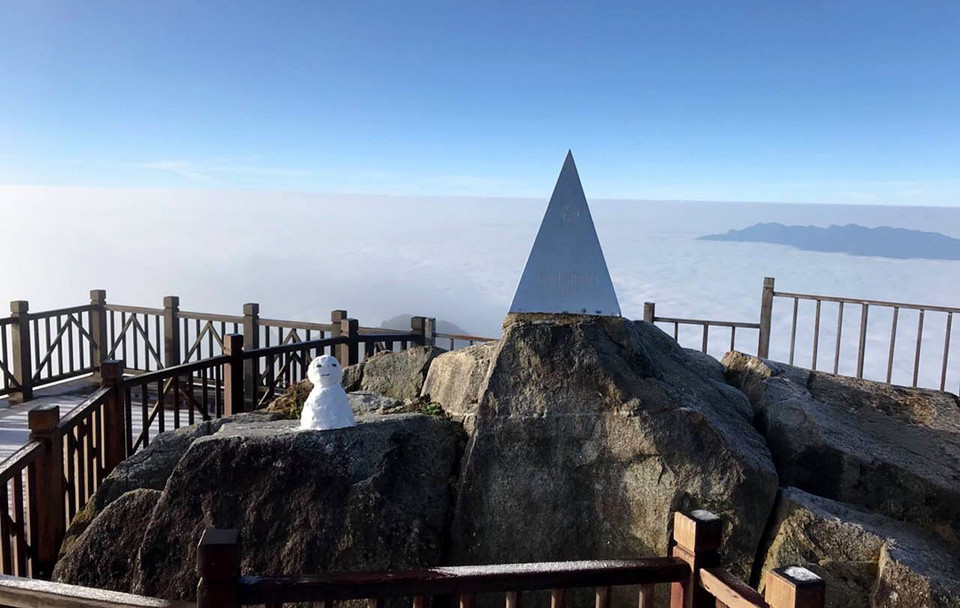 Trong hai ngày từ 5-6/12, do ảnh hưởng của không khí lạnh biến tính và suy yếu rất chậm, khu vực dãy núi Hoàng Liên Sơn trời chuyển từ ít đến quang mây, ban đêm bức xạ nhiệt mặt đất lớn làm nhiệt độ tại đỉnh Fansipan (thị xã Sa Pa) xuống dưới 0 độ C. (Ảnh: Quốc Khánh/TTXVN)