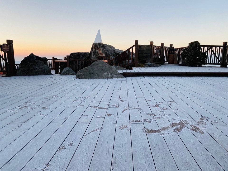 Sương muối phủ trắng một lớp mỏng quanh khu vực núi. (Ảnh: TTXVN phát)