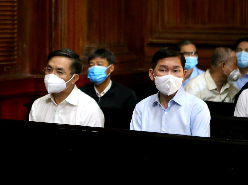 Hai bị cáo Trần Vĩnh Tuyến (phải) và Trần Trọng Tuấn (nguyên Giám đốc Sở Xây dựng Thành phố Hồ Chí Minh) tại phiên tòa sáng 6/12. (Ảnh: Thành Chung/TTXVN)