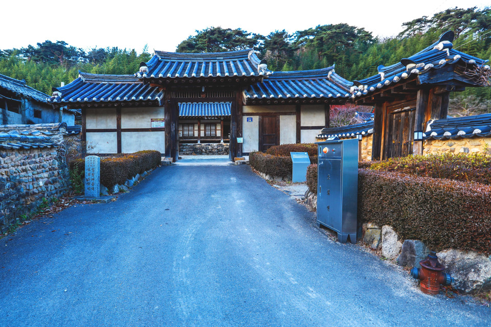 Làng cổ Gaesil, được biết đến với tên gọi 'thung lũng hoa xinh đẹp' với hình dáng giống như một con bướm đang bay, hình thành từ năm 1650. Ngôi làng tựa lưng vào núi Hwagae và phía sau được bao quanh bởi một rừng trúc 370 năm tuổi. (Ảnh: Anh Nguyên/TTXVN)