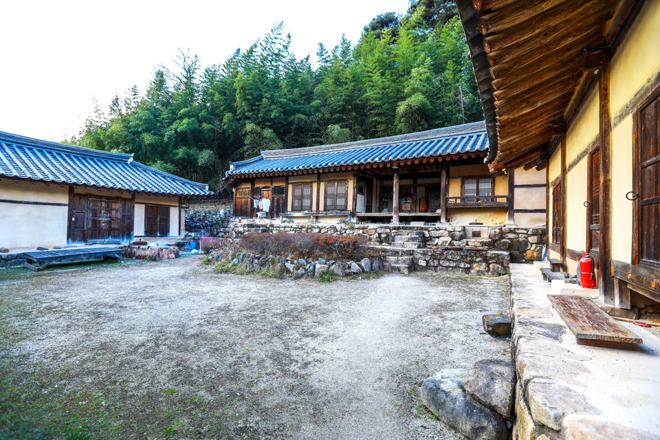 Mặc dù thuộc diện bảo tồn song tất cả các ngôi nhà trong làng vẫn có người dân sinh sống và là điểm tham quan trải nghiệm văn hóa thú vị dành cho du khách. (Ảnh: Anh Nguyên/TTXVN)