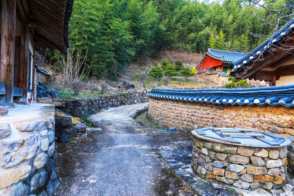 Những lối đi nhỏ quanh co trong làng giữa những bức tường đá xây bằng bùn thu hút sự khám phá của du khách. (Ảnh: Anh Nguyên/TTXVN)