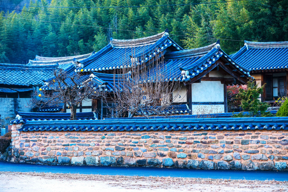 Những bức tường đá xây bằng bùn là điểm nhấn kiến trúc độc đáo của ngôi làng. (Ảnh: Anh Nguyên/TTXVN)