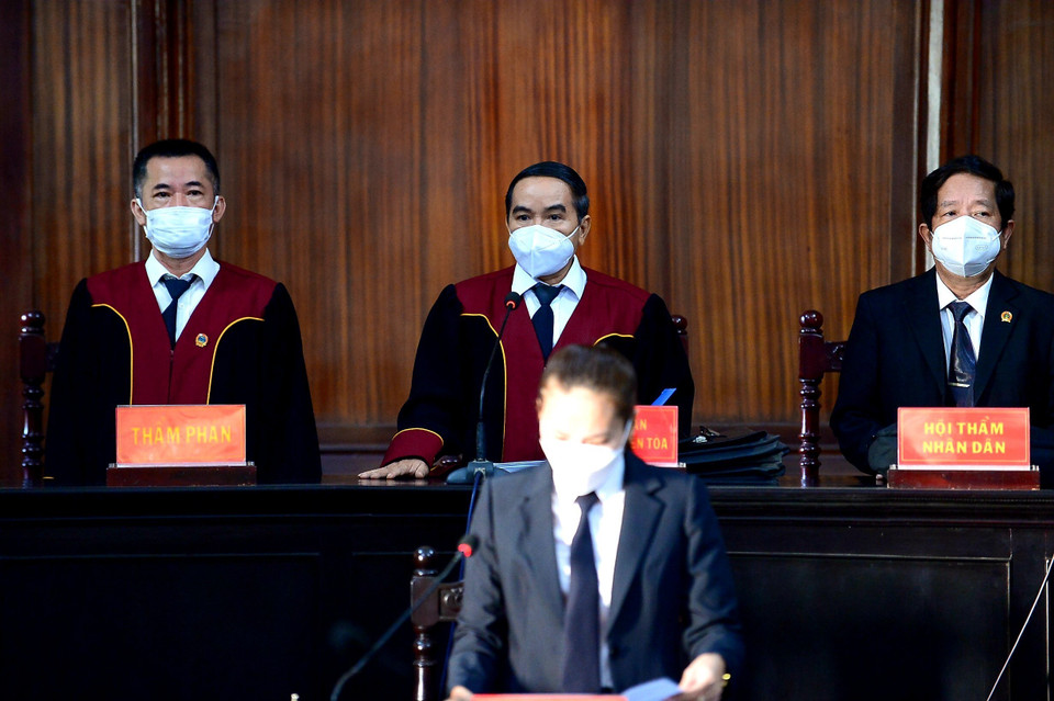 Hội đồng xét xử thông báo hoãn phiên tòa tới ngày 8/12. (Ảnh: Thành Chung/TTXVN)