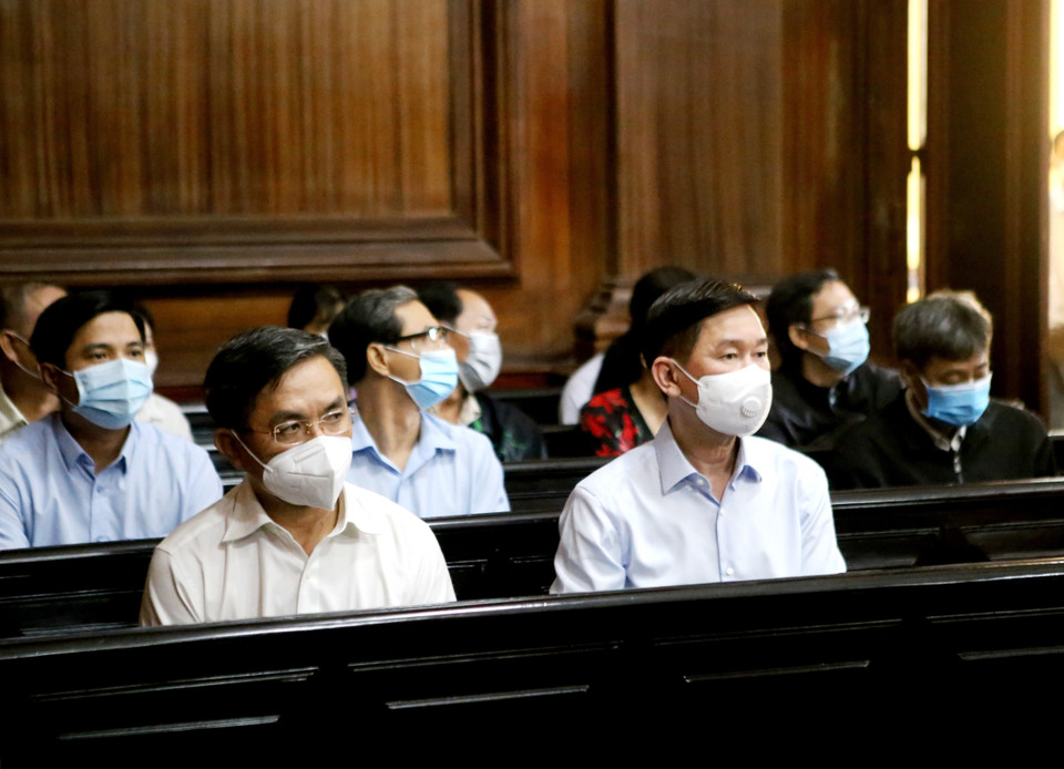 Hai bị cáo Trần Vĩnh Tuyến (phải) và Trần Trọng Tuấn (nguyên Giám đốc Sở Xây dựng Thành phố Hồ Chí Minh) tại phiên tòa sáng 6/12. (Ảnh: Thành Chung/TTXVN)