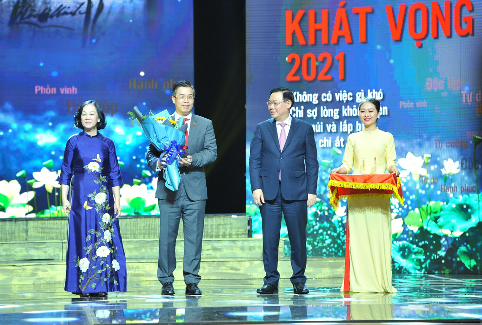 Ủy viên Bộ Chính trị, Chủ tịch Quốc hội Vương Đình Huệ, Ủy viên Bộ Chính trị, Trưởng Ban Tổ chức Trung ương Trương Thị Mai trao hoa và biểu trưng cho các đơn vị, tập thể, cơ quan điển hình tiêu biểu trong học tập và làm theo tư tưởng, đạo đức phong cách Hồ Chí Minh. (Ảnh: Minh Đức/TTXVN)