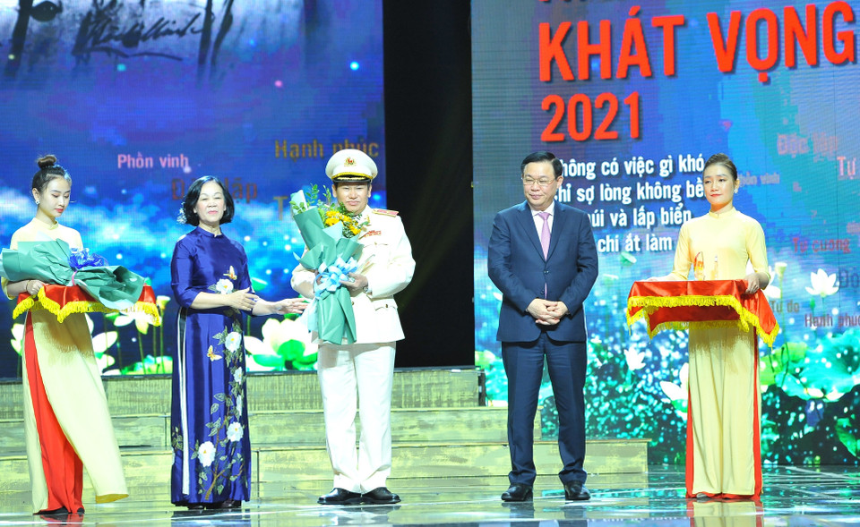 Ủy viên Bộ Chính trị, Chủ tịch Quốc hội Vương Đình Huệ, Ủy viên Bộ Chính trị, Trưởng Ban Tổ chức Trung ương Trương Thị Mai trao hoa và biểu trưng cho các đơn vị, tập thể, cơ quan điển hình tiêu biểu trong học tập và làm theo tư tưởng, đạo đức phong cách Hồ Chí Minh. (Ảnh: Minh Đức/TTXVN)