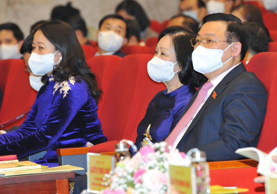 Ông Vương Đình Huệ, Ủy viên Bộ Chính trị, Chủ tịch Quốc hội cùng các đại biểu dự chương trình. (Ảnh: Minh Đức/TTXVN)