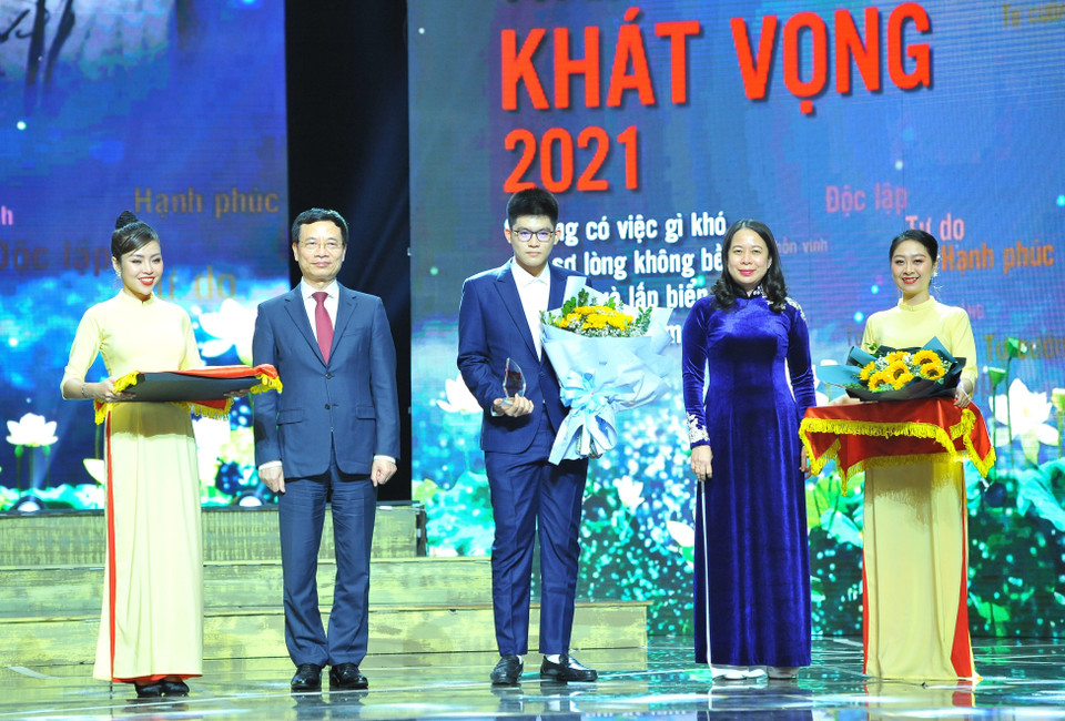 Ủy viên Trung ương Đảng, Phó Chủ tịch nước Võ Thị Ánh Xuân, Bộ trưởng Nguyễn Mạnh Hùng trao hoa và biểu trưng cho các cá nhân điển hình tiêu biểu trong học tập và làm theo tư tưởng, đạo đức phong cách Hồ Chí Minh. (Ảnh: Minh Đức/TTXVN)