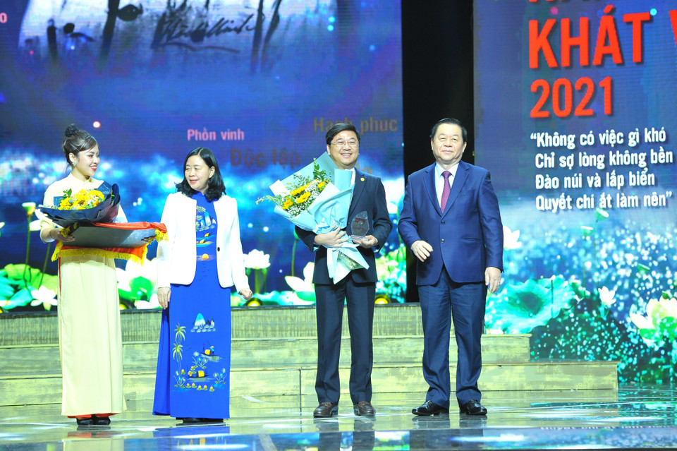  Bí thư Trung ương Đảng, Trưởng Ban Tuyên giáo Trung ương Nguyễn Trọng Nghĩa; Bí thư Trung ương Đảng, Trưởng Ban Dân vận Trung ương Bùi Thị Minh Hoài trao hoa và biểu trưng cho các cá nhân điển hình tiêu biểu trong học tập và làm theo tư tưởng, đạo đức phong cách Hồ Chí Minh. (Ảnh: Minh Đức/TTXVN)