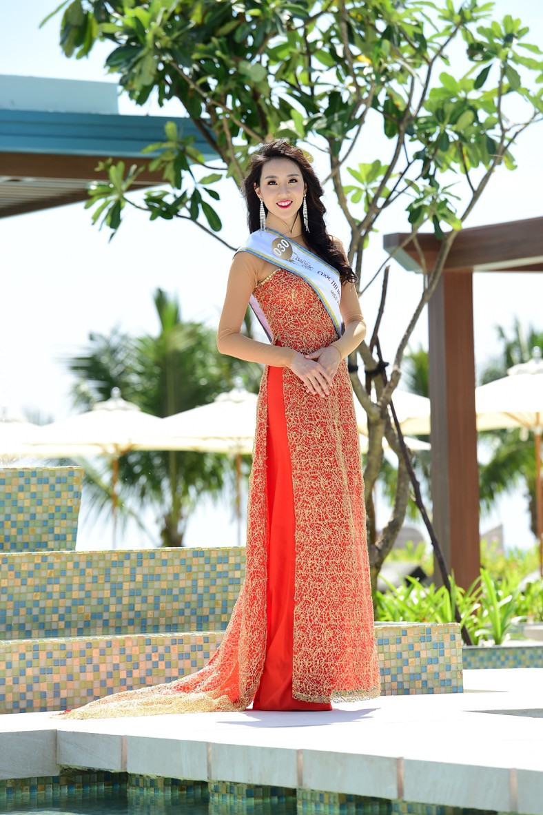 Chiều cao lý tưởng giúp Teresa Tran nổi bật hơn trong tà áo dài truyền thống.