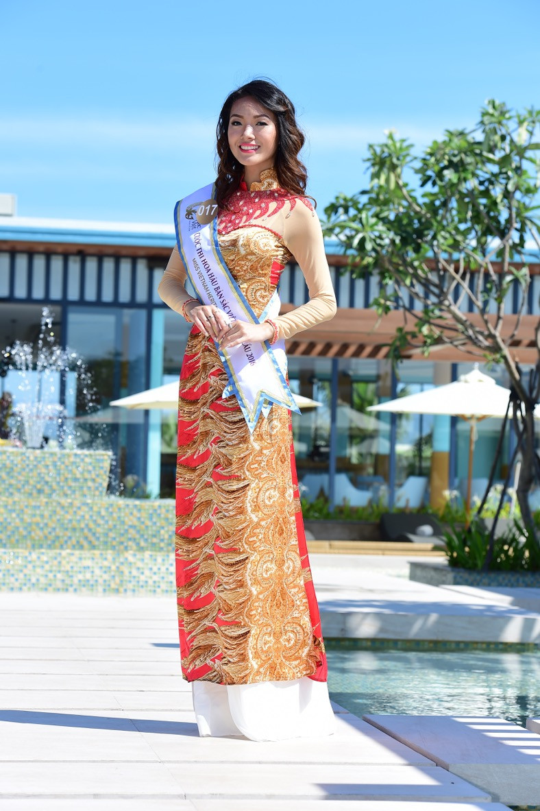 Còn Abby Thien My Tang lại khoác lên mình bộ trang phục có họa tiết lạ mắt.