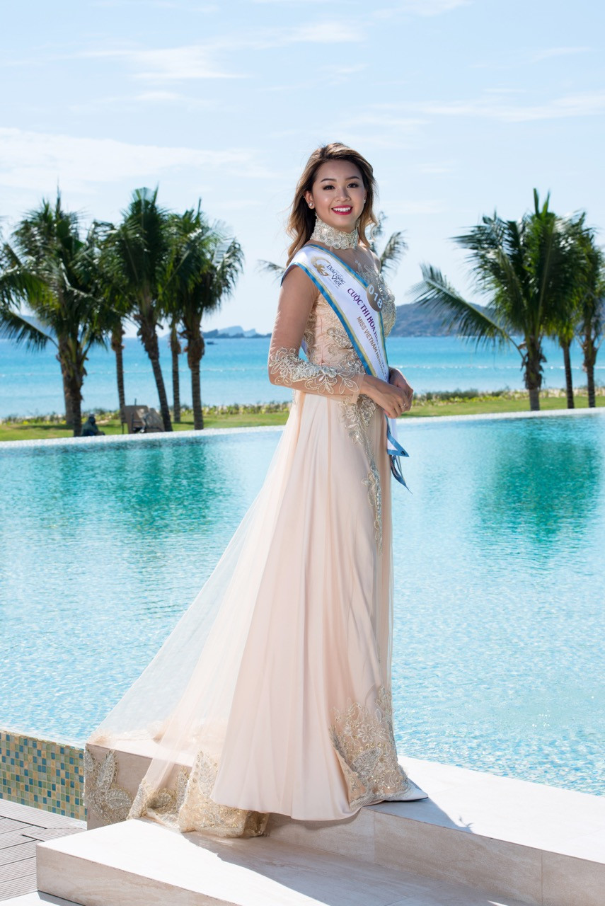 Thí sinh Ana Lai xinh xắn trong tà áo dài cách tân màu trắng.