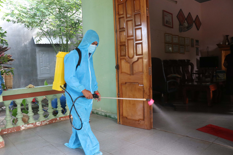 Nhân viên y tế tổ chức phun thuốc khử trùng tại buôn Diêo, xã Bông Krang, huyện Lắk, tỉnh Đắk Lắk. (Ảnh: TTXVN)