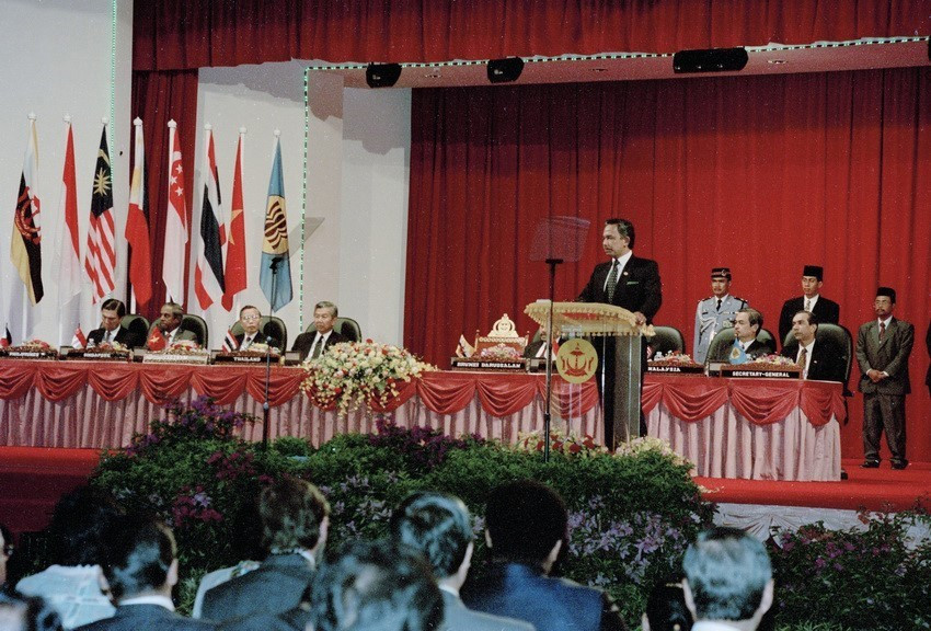 Quốc vương Brunei Hassanal Bolkiah phát biểu về việc Việt Nam chính thức gia nhập ASEAN trước khi khai mạc Hội nghị Bộ trưởng Ngoại giao các nước ASEAN lần thứ 28, sáng 29/7/1995. (Ảnh: Trần Sơn/TTXVN)