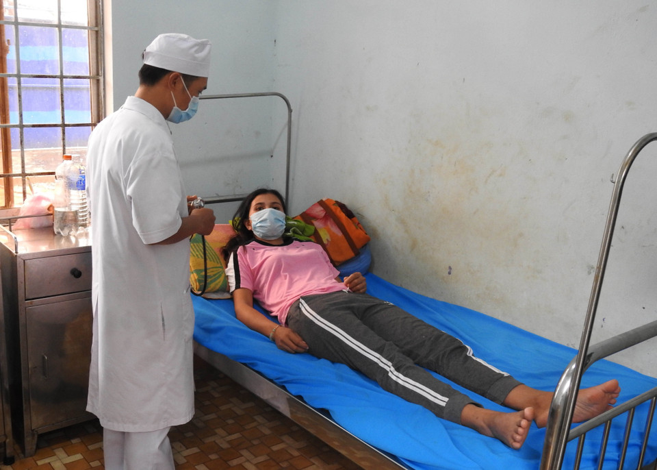 Các bác sỹ tại Trung tâm Y tế huyện Đăk Tô, tỉnh Kon Tum thăm, khám cho bệnh nhân mắc bệnh bạch hầu. (Ảnh: TTXVN)