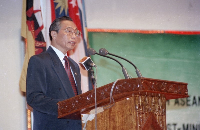 Bộ trưởng Ngoại giao Nguyễn Mạnh Cầm phát biểu tại Hội nghị thường niên Bộ trưởng Ngoại giao ASEAN lần thứ 28, sáng 29/7/1995. (Ảnh: Trần Sơn/TTXVN)