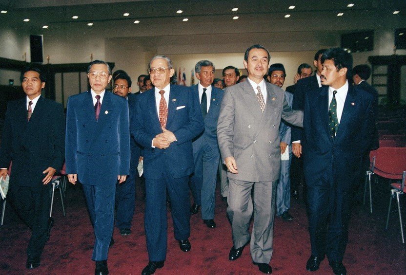 Bộ trưởng Ngoại giao Nguyễn Mạnh Cầm (thứ hai, từ trái sang) và Bộ trưởng Ngoại giao các nước ASEAN tới dự Hội nghị thường niên Bộ trưởng Ngoại giao ASEAN lần thứ 28, sáng 29/7/1995. (Ảnh: Trần Sơn/TTXVN)