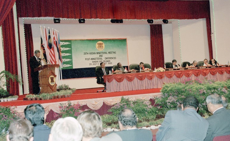 Bộ trưởng Ngoại giao Thái Lan Kasem S. Kasemsri phát biểu, chào mừng Việt Nam là thành viên thứ 7 của ASEAN. (Ảnh: Trần Sơn/TTXVN)