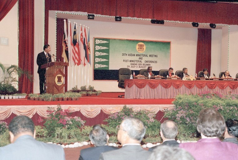  Bộ trưởng Ngoại giao Philippines Domingo Siazon Jr. phát biểu, chào mừng Việt Nam là thành viên thứ 7 của ASEAN. (Ảnh: Trần Sơn/TTXVN)