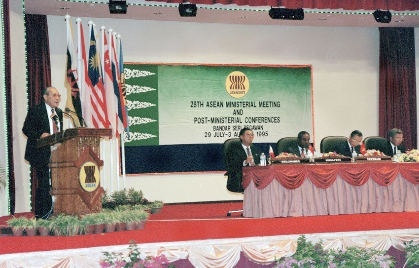 Bộ trưởng Ngoại giao Indonesia Ali Alatas phát biểu, chào mừng Việt Nam là thành viên thứ 7 của ASEAN. (Ảnh: Trần Sơn/TTXVN)