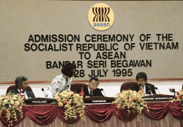 Bộ trưởng Ngoại giao Nguyễn Mạnh Cầm ký vào Tuyên bố kết nạp Việt Nam trở thành thành viên chính thức của ASEAN, sáng 29/7/1995. (Ảnh: Trần Sơn/TTXVN)